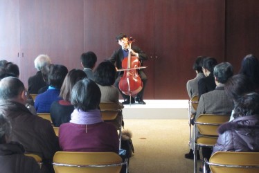 横坂源さん演奏の様子