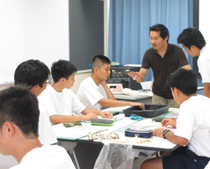 指導する橋本先生