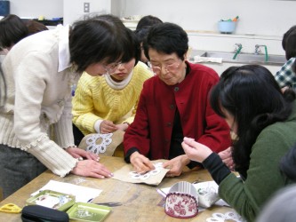 参加者の個別の質問に答えている様子。