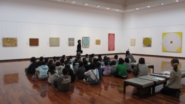 みんなで展示室の真ん中に集まって鑑賞。