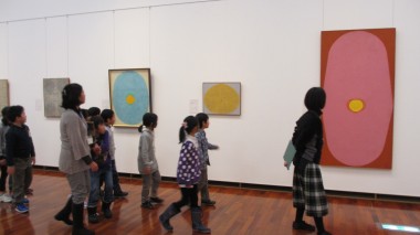 どんな作品があるか、みんなで展示室をぐるりと一周してみました。