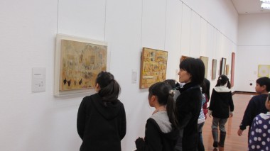 各自での鑑賞時間には、美術館スタッフに素直で鋭い発見をたくさん教えてくれました。