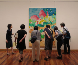 丸山直文の絵に見入るお客さま