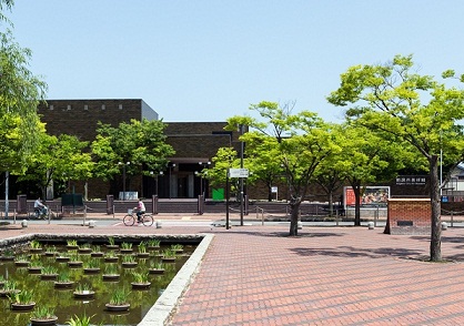 西大畑公園から見た新潟市美術館